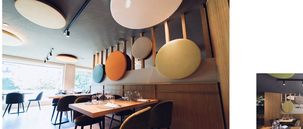 Dischi fonoassorbenti Melodia a parete colorati in un ristorante — Acustica taste experience