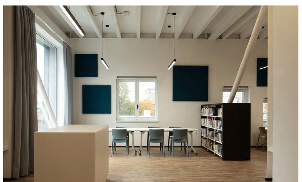 Pannelli fonoassorbenti Quartetto a parete teal in sala lettura — Biblioteca di Castel Maggiore