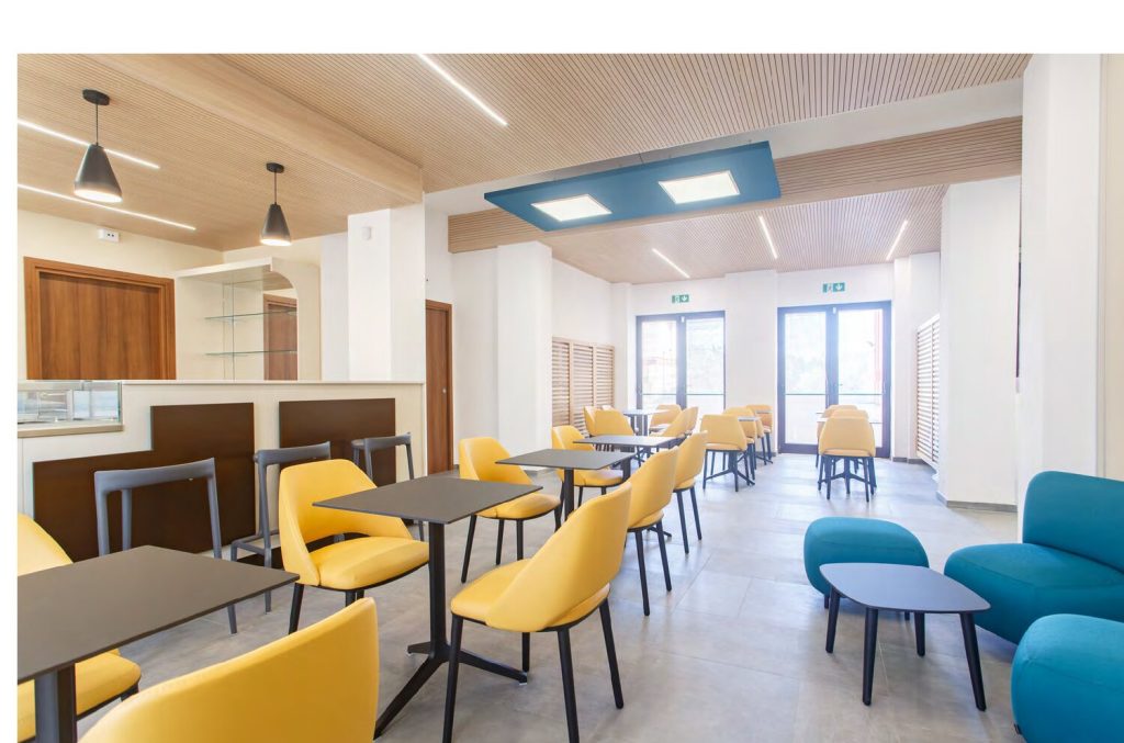 Pannelli fonoassorbenti Quartetto a soffitto blu in area lounge — Community Hub San Faustino