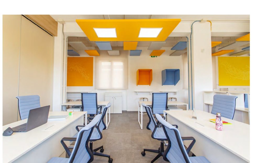 Pannelli Quartetto a soffitto e Quartetto a parete colorati in open space — Community Hub San Faustino