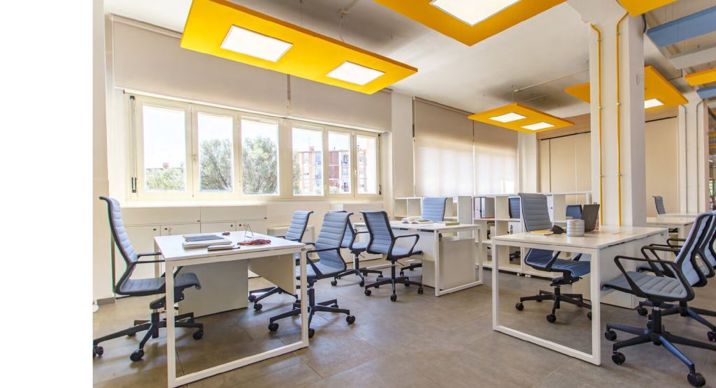 Pannelli fonoassorbenti Quartetto a soffitto gialli in open space — Community Hub San Faustino