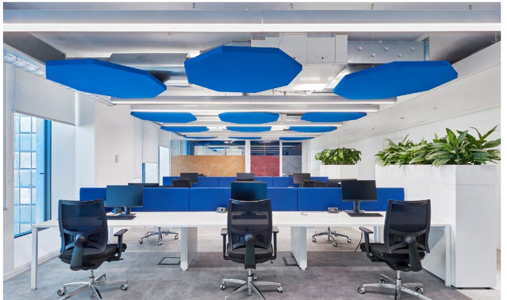 Pannelli fonoassorbenti Ottava a soffitto (esagoni blu) e divisori Quartetto Desk in open space — ufficio Harpoceas