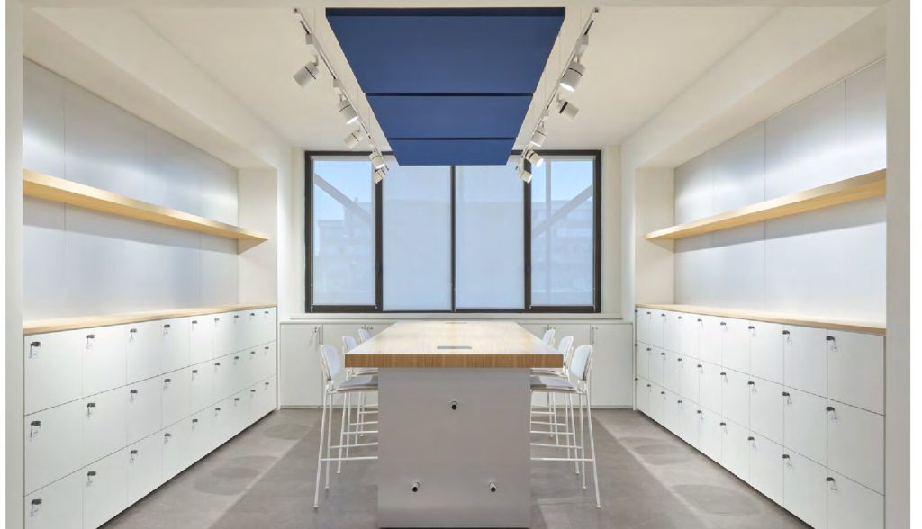 Pannello fonoassorbente Quartetto a soffitto blu in sala riunioni — ufficio IPTV