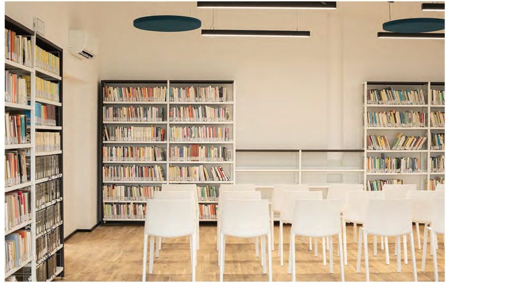 Dischi fonoassorbenti Melodia a soffitto in sala lettura — Biblioteca di Castel Maggiore