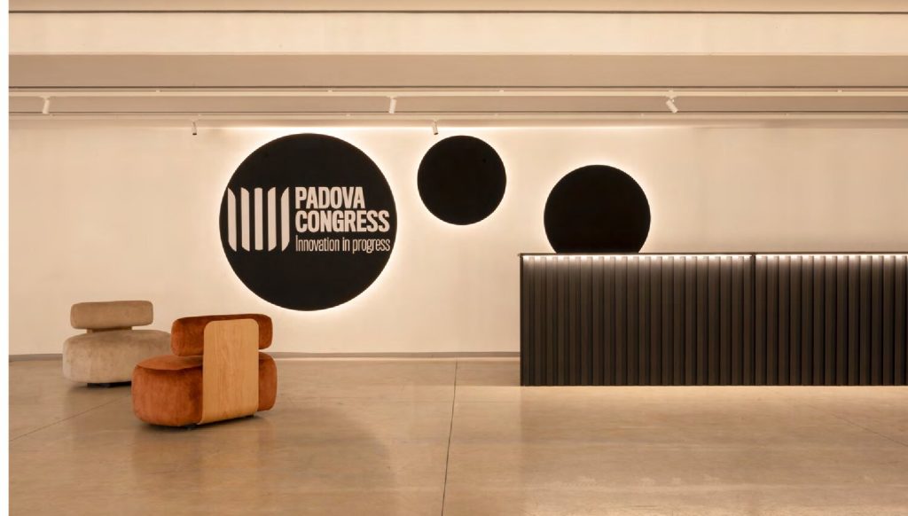 Dischi fonoassorbenti Melodia a parete neri alla reception — Padova Congress