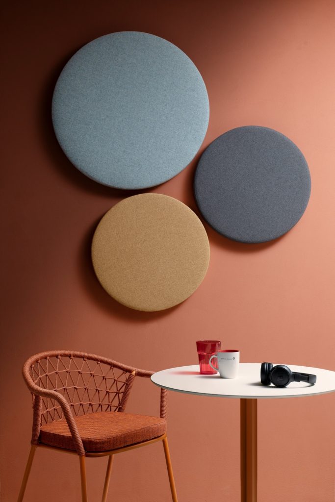 Pannelli fonoassorbenti LVB Melodia tondi a parete su fondo terracotta