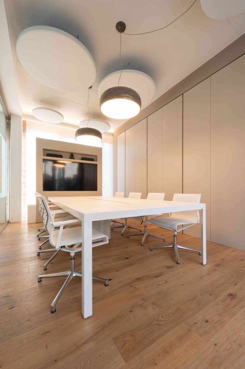 Pannelli LVB Melodia a soffitto in una sala riunioni