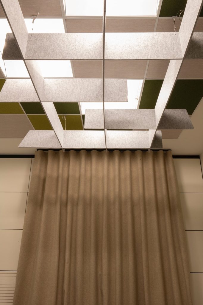 Griglia fonoassorbente LVB Diesis sospesa a soffitto in un ambiente