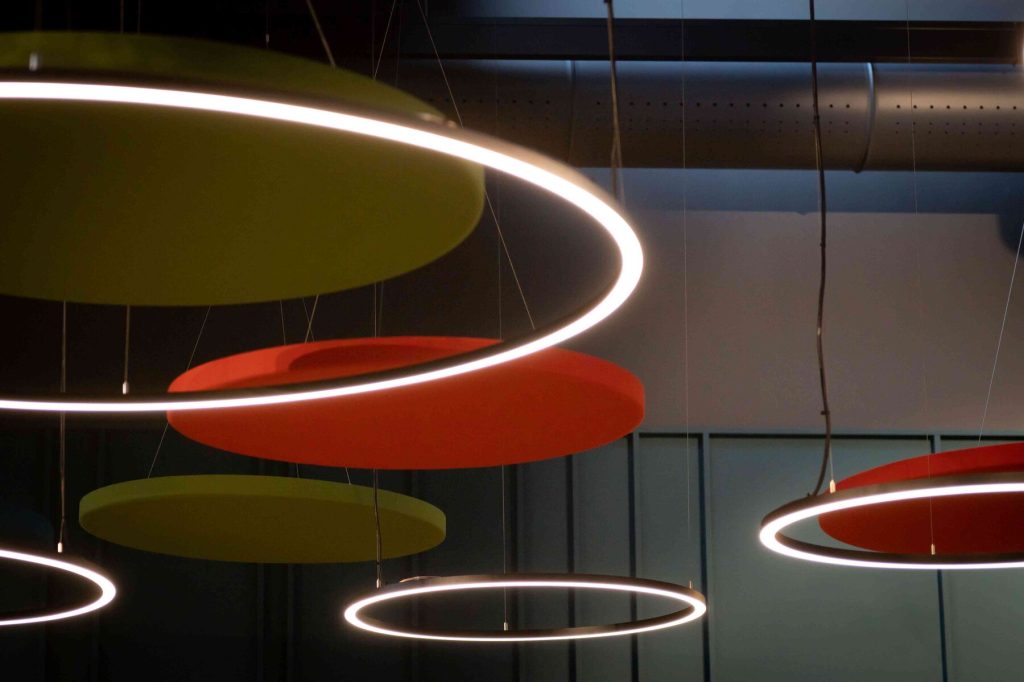 Pannelli LVB Melodia a soffitto in un open space (Leas Agora)