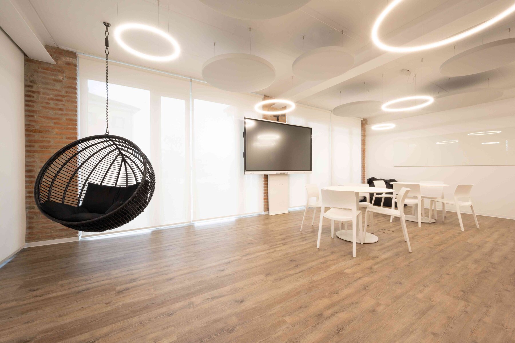 Pannelli LVB Melodia a soffitto in una sala relax