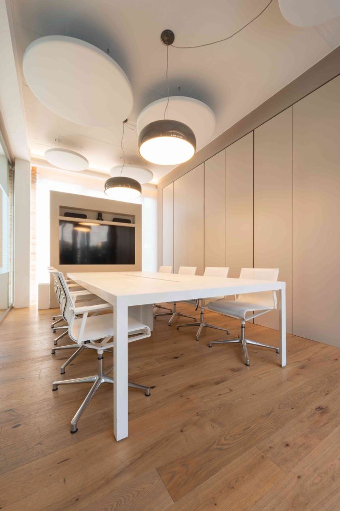 Pannelli LVB Melodia a soffitto in una sala riunioni