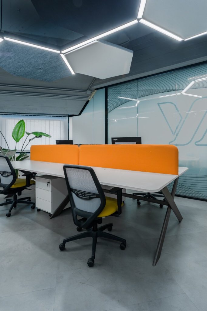 Pannelli LVB Ottava a soffitto in un open space (Eav)