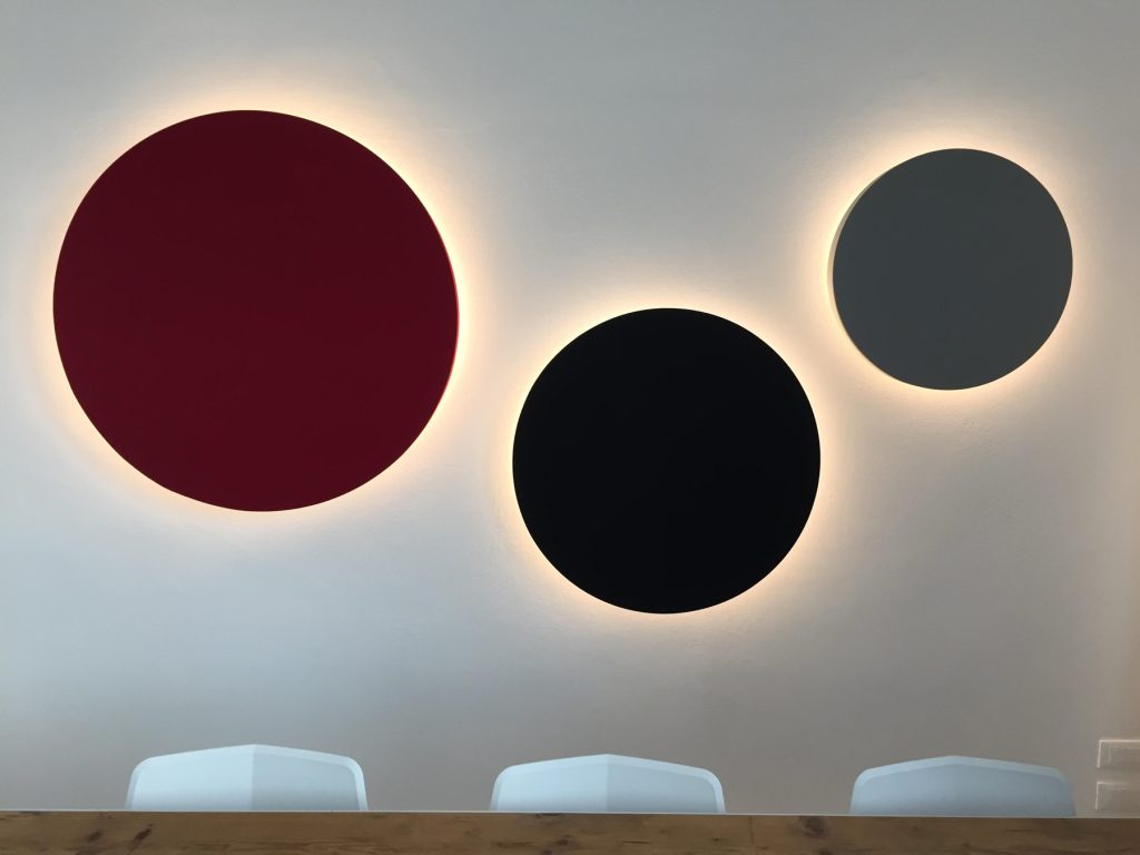 Pannello fonoassorbente LVB Melodia a parete con luce indiretta