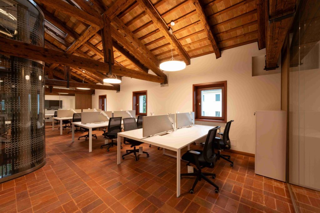 Pannelli LVB Quartetto Desk in un open space per uffici