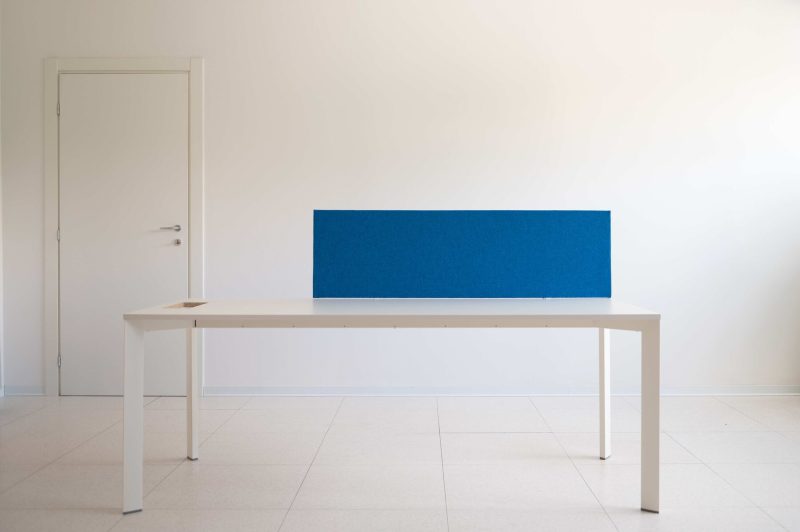 Pannello fonoassorbente LVB Quartetto Desk montato su scrivania