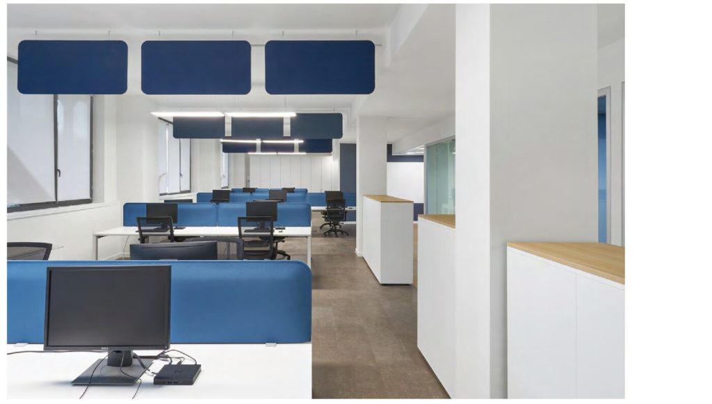 Baffle fonoassorbenti Preludio a soffitto e divisori acustici Operetta in un open space — progetto EPTA Group