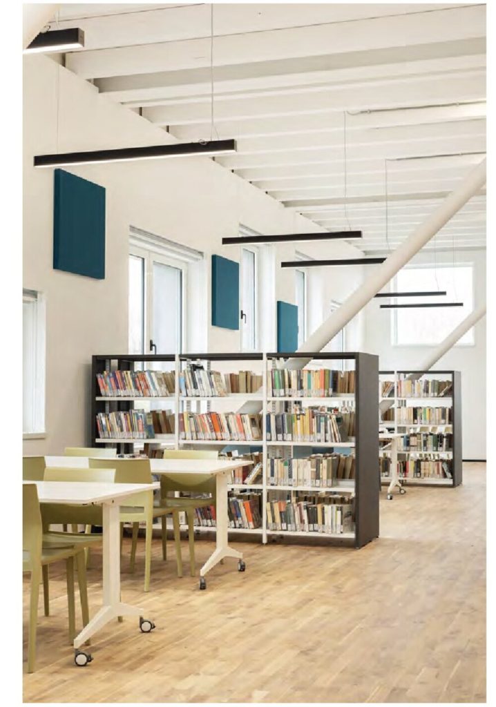 Pannelli fonoassorbenti Quartetto a parete color teal in sala lettura — Biblioteca di Castel Maggiore