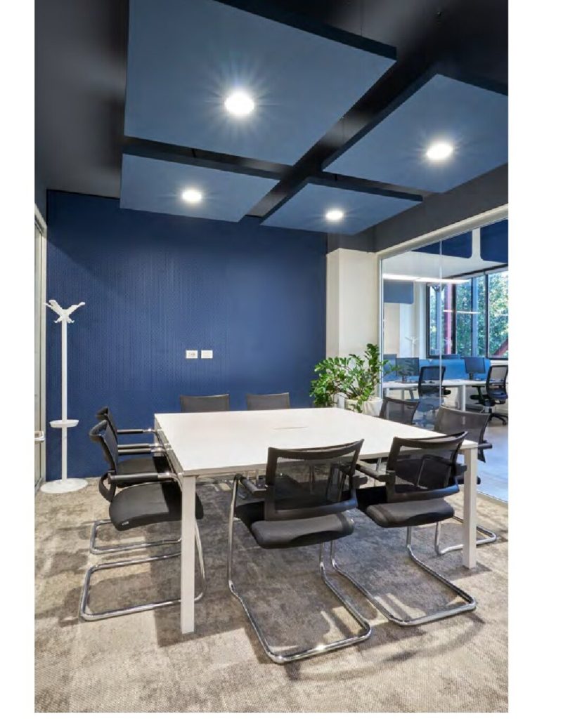 Pannelli fonoassorbenti Quartetto a soffitto in una sala riunioni — progetto EPTA Group