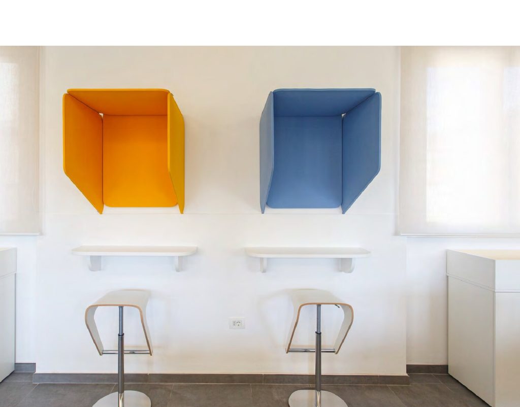 Cabine fonoassorbenti Soprano a parete arancio e blu — Community Hub San Faustino