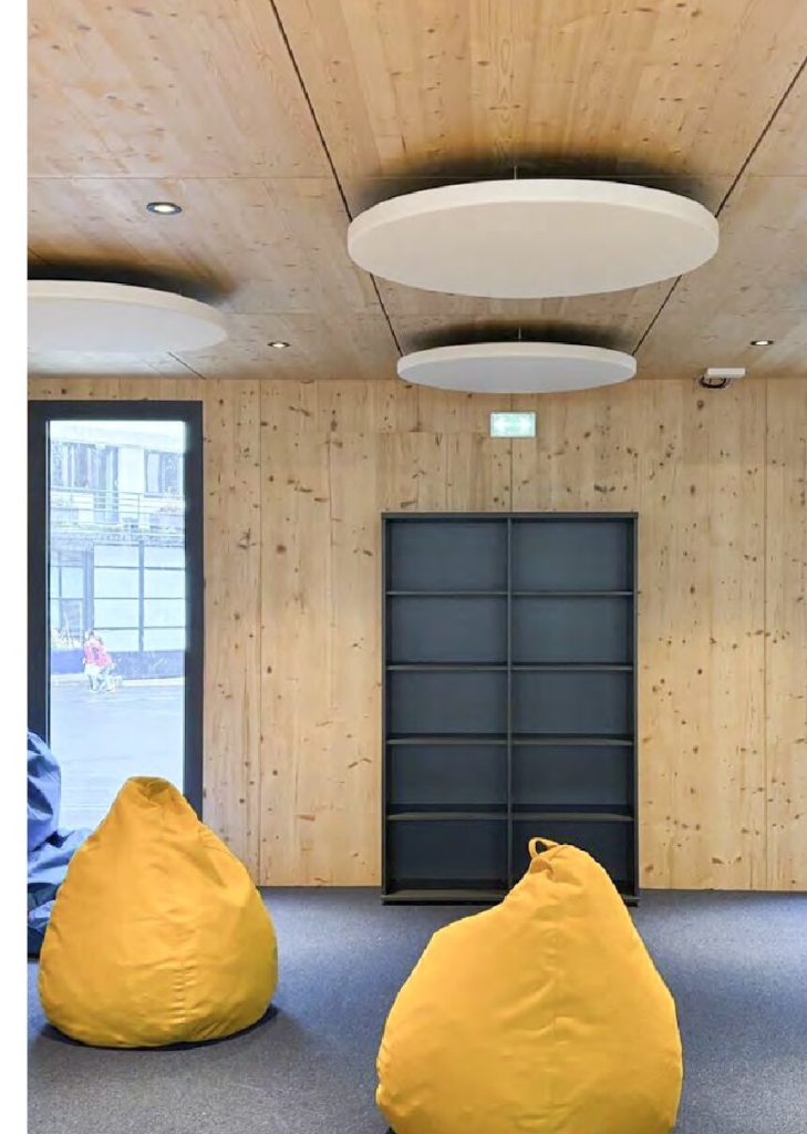 Dischi fonoassorbenti Melodia a soffitto bianchi in area relax con pouf — spazio ricreativo per studenti