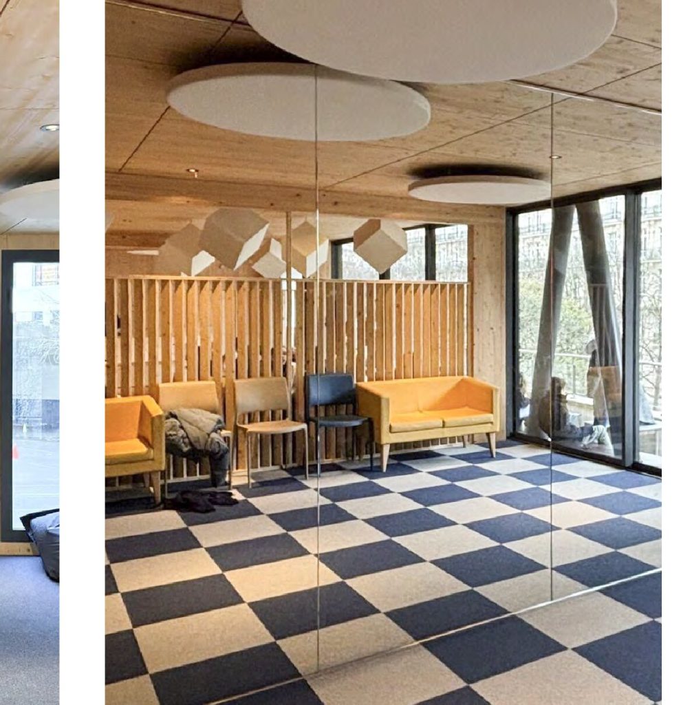 Dischi Melodia a soffitto ed elementi Pausa sospesi in sala con pavimento a scacchi — spazio ricreativo per studenti