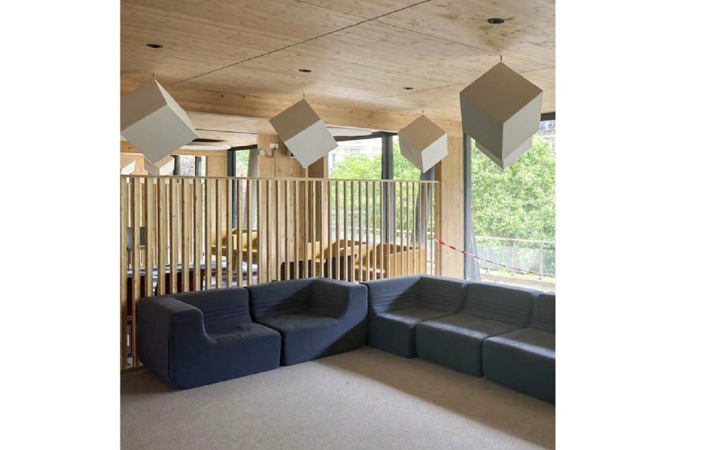 Elementi fonoassorbenti Pausa sospesi a soffitto — spazio ricreativo per studenti