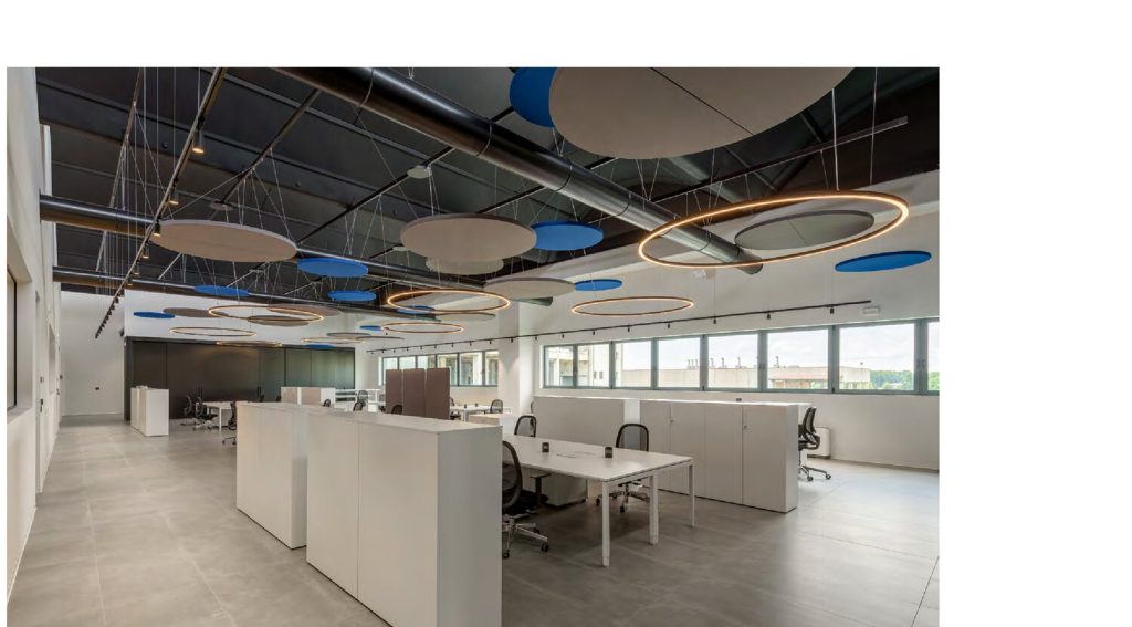Dischi fonoassorbenti Melodia a soffitto grigi e blu in open space — Taghref Industries