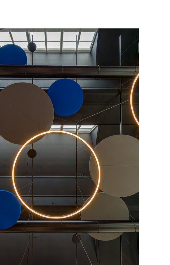 Pannelli fonoassorbenti Preludio Round a soffitto, dettaglio dei dischi blu — Taghref Industries