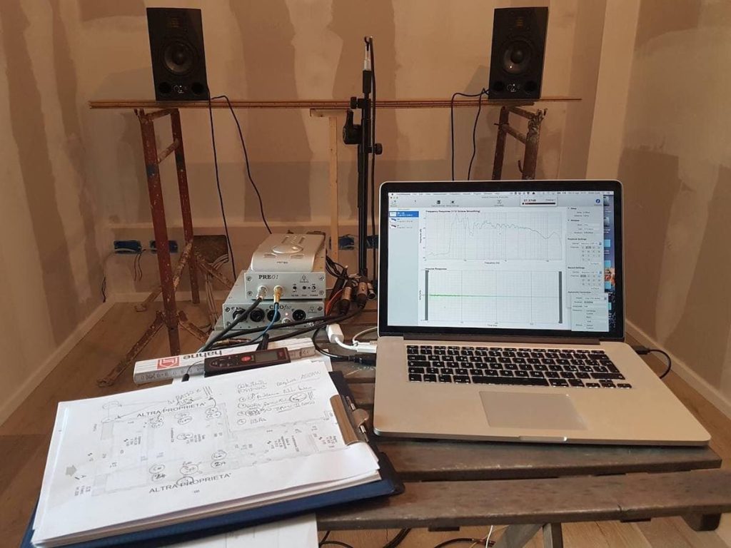 Sessione di misure acustiche in loco con microfono di misura e software di analisi