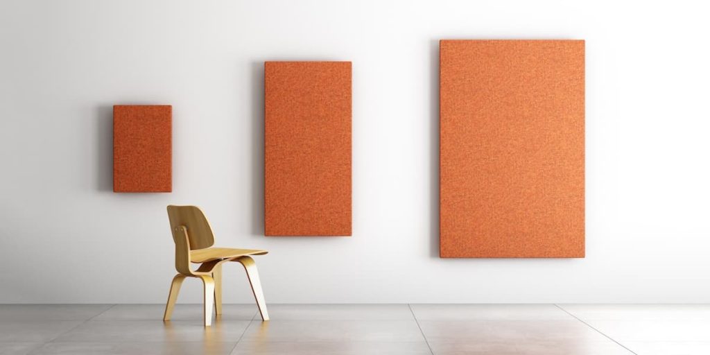 Pannelli fonoassorbenti LvB Quartetto arancioni installati a parete nelle tre misure disponibili