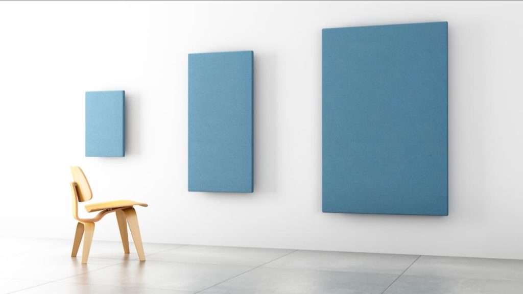 Pannelli fonoassorbenti LvB Quartetto blu installati a parete nelle tre misure disponibili