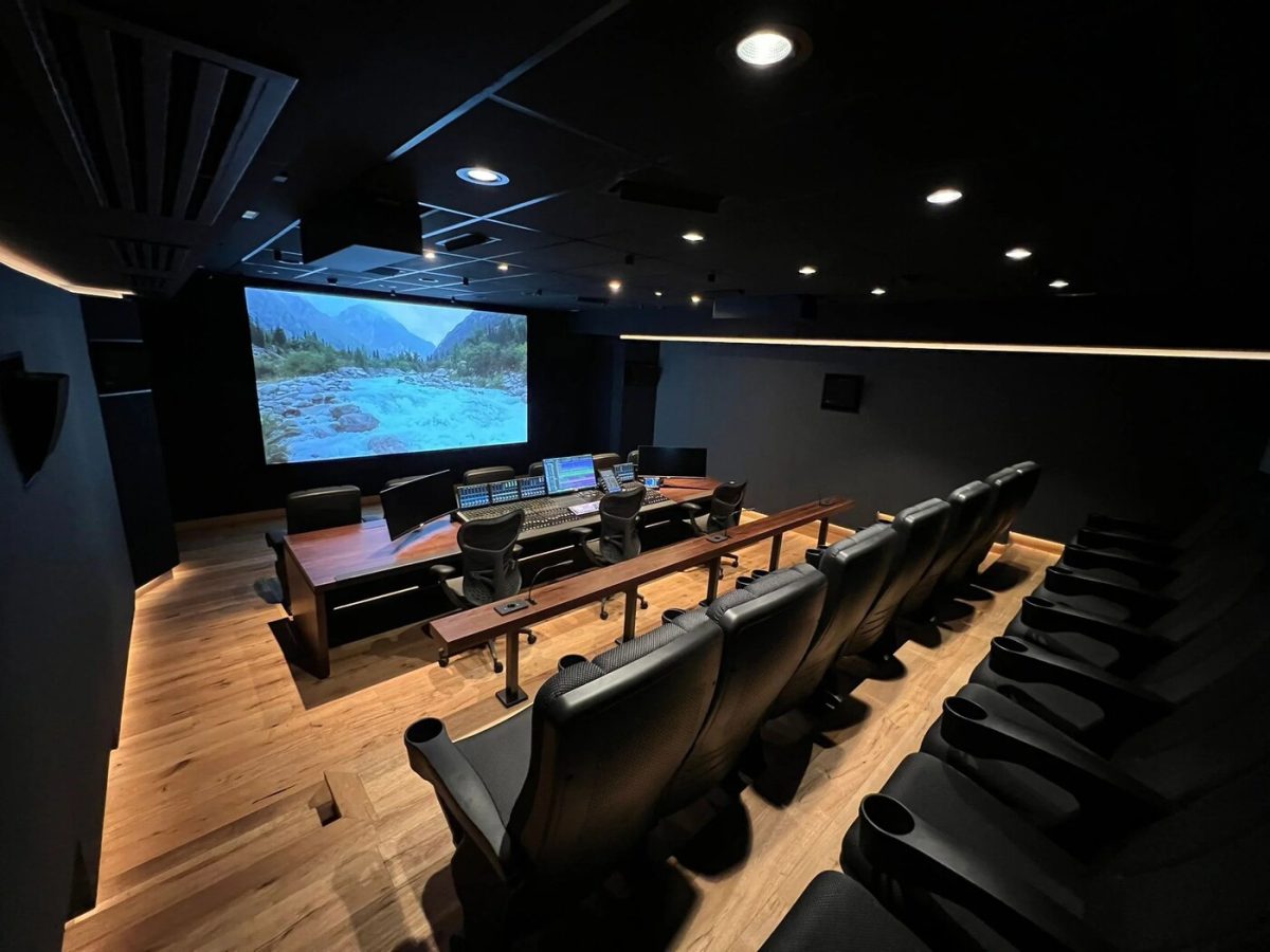 Sala di mix Dolby Atmos progettata per Atresmedia a Madrid, con console e schermo di proiezione
