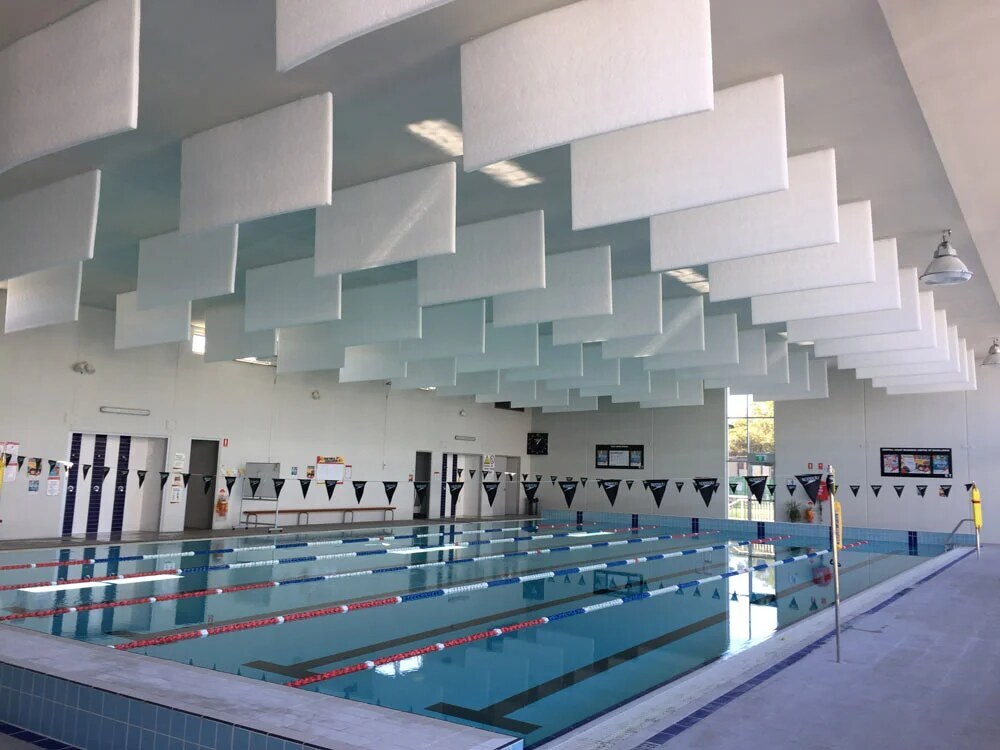 Assorbimento acustico in piscina con pannelli Stratocell Whisper