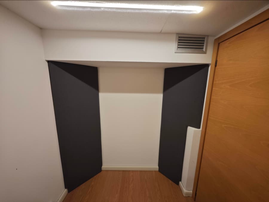 Bass trap d'angolo finiti in tessuto grigio scuro