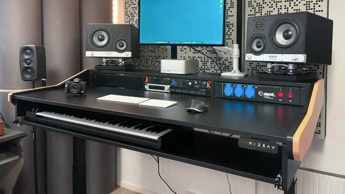 Studio di BoBeats con consolle Buso Audio