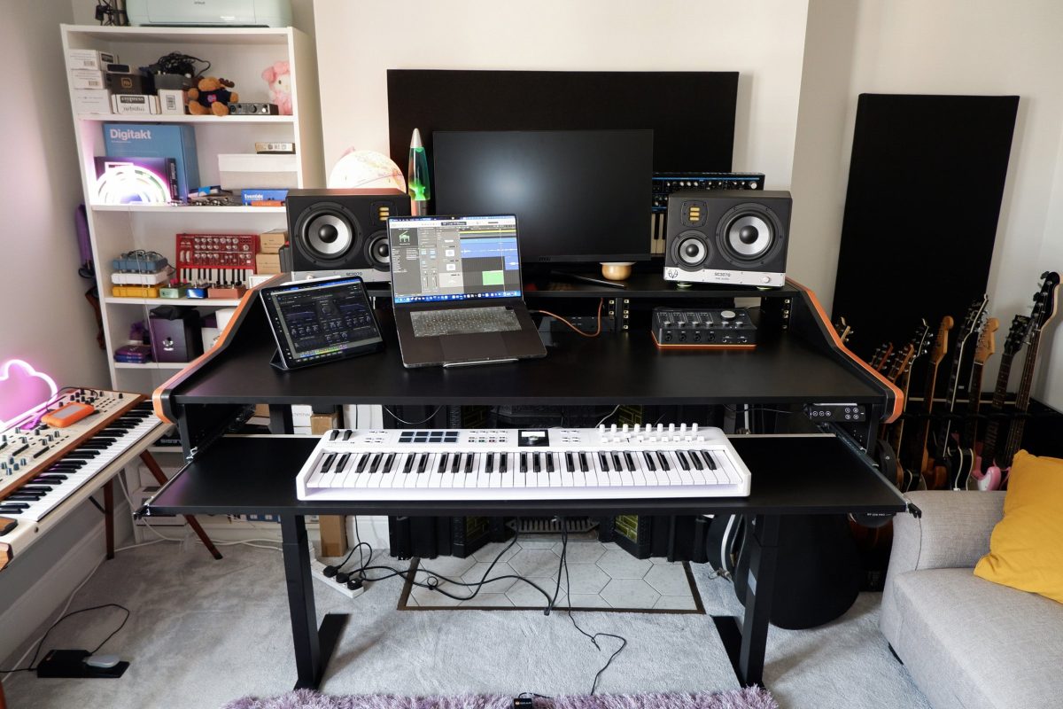 Studio di Penny Eau con consolle Buso Audio