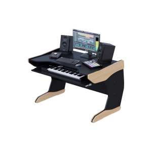 Piano nero sagomato a rientranza, schermo su asta fra due monitor e tastiera 61 tasti nel vassoio profondo