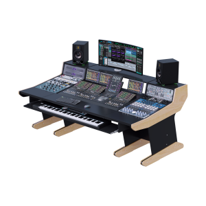 Postazione Pro Tools con i moduli Avid S4 al centro, largo vassoio tastiera e monitor da studio sulle ali