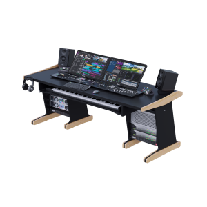 Ampia workstation broadcast a due schermi, con rack laterali sotto il piano, cuffie appese e tastiera 88 tasti
