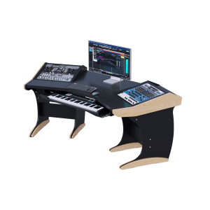Postazione da mastering con ali laterali inclinate cariche di outboard, schermo centrale e tastiera nel vassoio