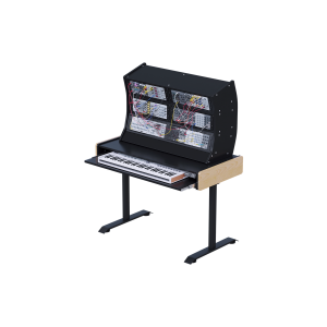 Scrivania sit-stand nera con rack verticale pieno di moduli Eurorack cablati e tastiera appoggiata al piano