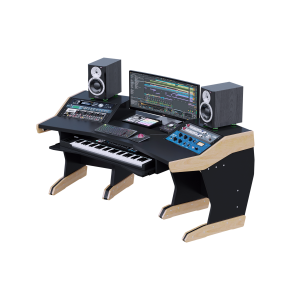 Piano split-level con schermo panoramico, coppia di monitor da studio e tastiera a 61 tasti sul vassoio