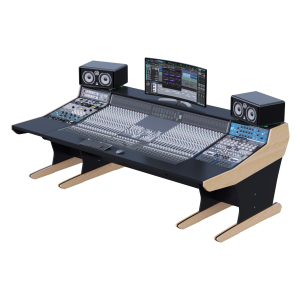 Ampia console SSL Origin incassata in un banco nero con gambe in faggio, outboard ai lati e monitor da studio