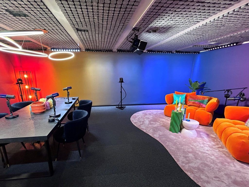 Installazione reale Studiobricks su misura, studio podcast in Irlanda