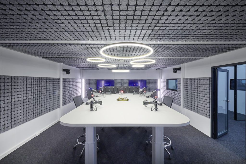 Installazione reale Studiobricks su misura, grande sala riunioni insonorizzata
