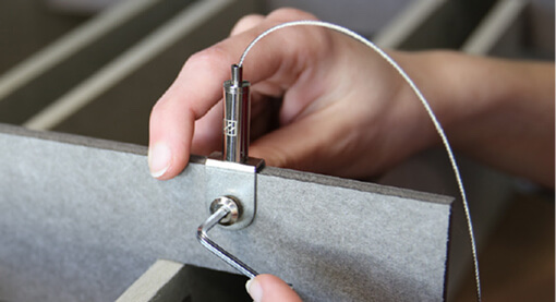 Fissaggio con brugola della staffa FeltLock al binario di montaggio di un baffle acustico EasySnap