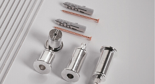 Kit di montaggio dei baffle acustici EasySnap: tasselli, viti, morsetti FeltLock nichelati e cavi in acciaio