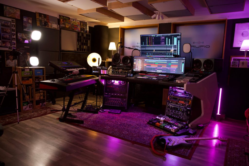Sistema MODULAR Sessiondesk in una postazione di produzione elettronica