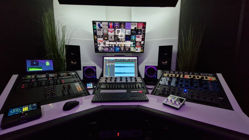 Sistema MODULAR Sessiondesk in una regia completa con monitor