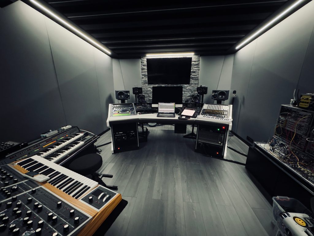 Sistema MODULAR Sessiondesk nella regia di uno studio di registrazione